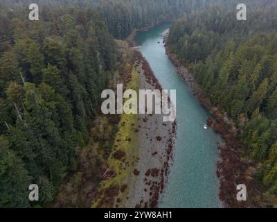 Der Smith River fließt durch den nordkalifornischen Wald in einer dramatischen und wunderschönen Landschaft. Aus der Vogelperspektive. Stockfoto