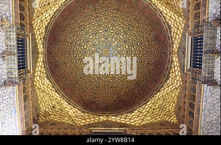 Kuppeldecke im Saal der Botschafter im Königlichen Alcázar von Sevilla Stockfoto