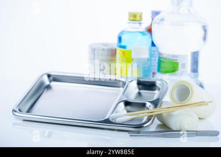 Medizinische Geräte zur Behandlung von Infektionen. Wundpflegeset. Medizinische Versorgung für Krankenschwestern. Conform Verband, Pinzette, Wattestäbchen, Alkohol. Stockfoto