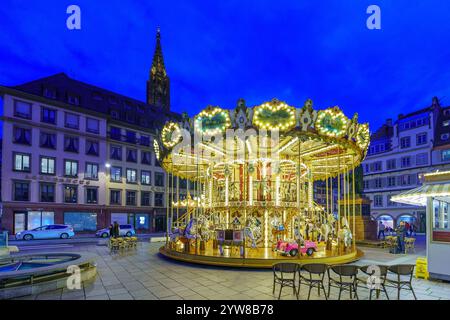 Straßburg, Frankreich - 02. Oktober 2024: Abendlicher Blick auf den Gutenberg-Platz, mit Karussell, Einheimischen und Besuchern, in Straßburg, Unterrhein, Elsass, Fr. Stockfoto