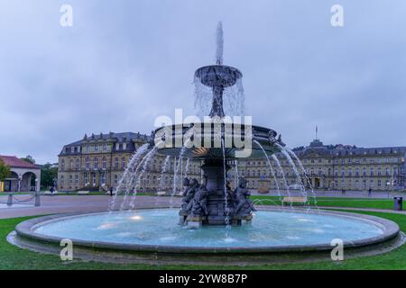Stuttgart, Deutschland - 04. Oktober 2024: Sonnenaufgangsblick auf den Schlossplatz, mit Einheimischen und Besuchern, in Stuttgart, Baden-Württemberg, Deutschland Stockfoto