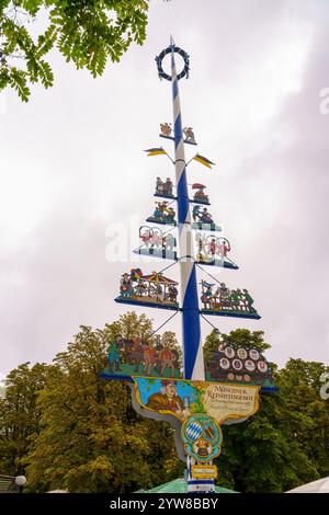 München, Deutschland - 05. Oktober 2024: Blick auf den Maibaum im Viktualienmarkt in München, Bayern Stockfoto