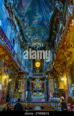 München, Deutschland - 05. Oktober 2024: Blick auf das Innere der Asamkirche, mit Besuchern, in München, Bayern, Deutschland Stockfoto