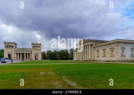 München, Deutschland - 05. Oktober 2024: Blick auf den Königsplatz und seine Denkmäler, mit Einheimischen und Besuchern, in München, Bayern, Deutschland Stockfoto