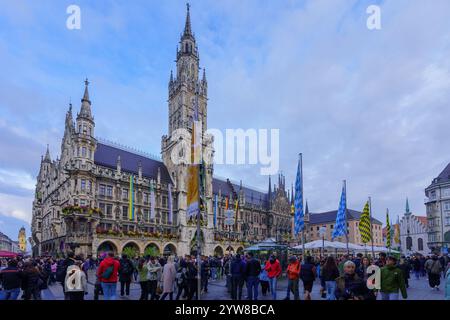 München, Deutschland - 05. Oktober 2024: Szene des Marienplatzes, mit Einheimischen und Besuchern, in München, Bayern, Deutschland Stockfoto