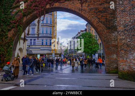 München, Deutschland - 05. Oktober 2024: Schauplatz des Sendlinger Tors mit Einheimischen und Besuchern in München, Bayern Stockfoto