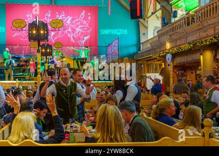 München, Deutschland - 06. Oktober 2024: Schauplatz des Oktoberfestes mit feierendem Publikum in München, Bayern Stockfoto