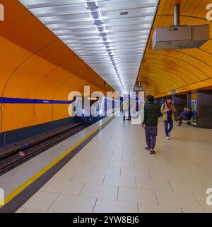 München, Deutschland - 06. Oktober 2024: Blick auf den Marienplatz, U-Bahn-Station, mit Zug und Fahrgästen, in München, Bayern, Deutschland Stockfoto