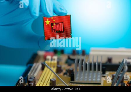 Chinas Halbleiterindustrie mit einem Elektronikingenieur, der einen Computerchip vorstellt. Innovation, CPU- und Motherboard-Fertigung und das Land Stockfoto