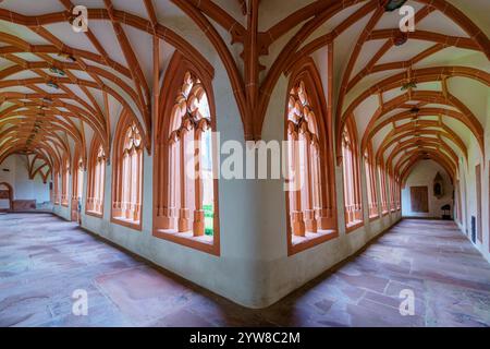 Mainz, Deutschland - 09. Oktober 2024: Blick auf den Kreuzgang der Stephanskirche mit Einheimischen und Besuchern in Mainz, Rheinland-Pfalz, Deutschland Stockfoto