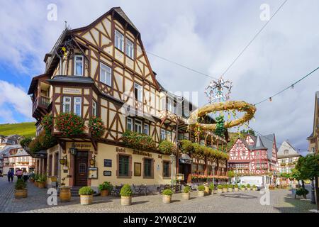 Bacharach, Deutschland - 10. Oktober 2024: Straßenszene mit verschiedenen Gebäuden, Einheimischen und Besuchern, in der Stadt Bacharach, Rheintal, Rhinela Stockfoto