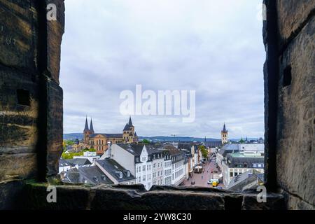 Trier, Deutschland - 11. Oktober 2024: Blick auf das historische Stadtzentrum mit verschiedenen Gebäuden, Einheimischen und Besuchern in Trier, Rheinland-Pfalz, Keim Stockfoto