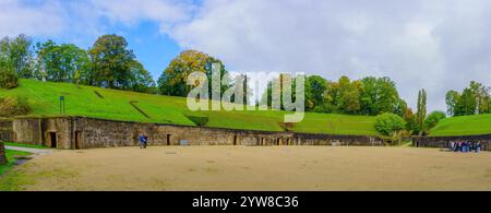 Trier, Deutschland - 11. Oktober 2024: Blick auf die Ruine des römischen Amphitheaters mit Besuchern in Trier, Rheinland-Pfalz, Deutschland Stockfoto