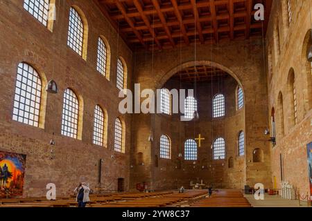 Trier, Deutschland - 11. Oktober 2024: Blick auf das Innere der Konstantin Basilika, mit Besuchern, in Trier, Rheinland-Pfalz, Deutschland Stockfoto