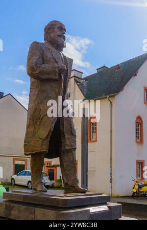 Trier, Deutschland - 11. Oktober 2024: Blick auf das Karl-Marx-Denkmal in Trier, Rheinland-Pfalz Stockfoto