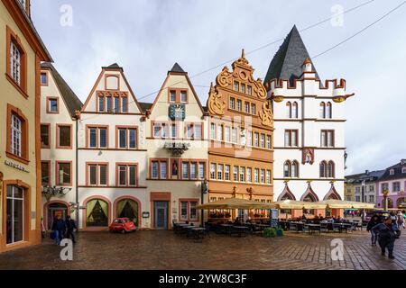 Trier, Deutschland - 11. Oktober 2024: Straßenszene mit verschiedenen Gebäuden, Einheimischen und Besuchern in Trier, Rheinland-Pfalz, Deutschland Stockfoto