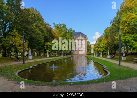 Trier, Deutschland - 11. Oktober 2024: Blick auf das kurfürstliche Schloss und seinen Garten, mit Einheimischen und Besuchern, in Trier, Rheinland-Pfalz, Deutschland Stockfoto