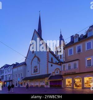 Trier, Deutschland - 11. Oktober 2024: Sonnenuntergang mit verschiedenen Gebäuden, Einheimischen und Besuchern, in Trier, Rheinland-Pfalz, Deutschland Stockfoto