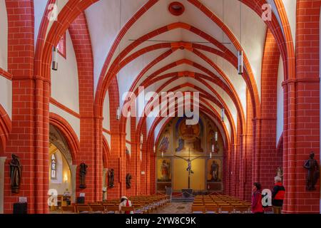 Trier, Deutschland - 11. Oktober 2024: Blick auf das Innere der Kirche St. Gangolf, mit Besuchern, in Trier, Rheinland-Pfalz, Deutschland Stockfoto