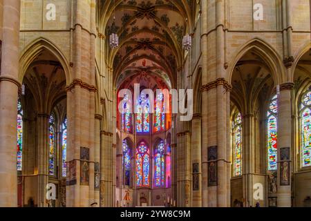 Trier, Deutschland - 11. Oktober 2024: Blick auf das Innere der Marienkirche in Trier, Rheinland-Pfalz Stockfoto