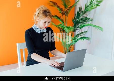 Porträt der glücklichen tausendjährigen kaukasischen Geschäftsfrau Arbeit auf Laptop online im Home Office. Lächelnde junge Frau Mitarbeiter oder Arbeiter konsultieren Client partn Stockfoto