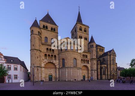 Trier, Deutschland - 11. Oktober 2024: Blick auf den Petersdom bei Sonnenuntergang, mit Einheimischen und Besuchern, in Trier, Rheinland-Pfalz, Deutschland Stockfoto