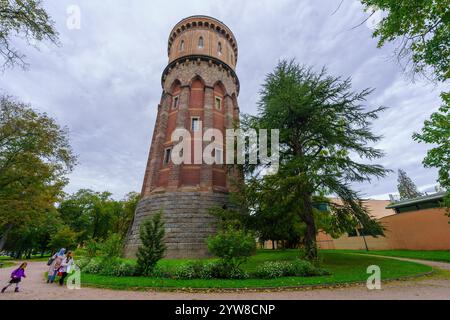 Colmar, Frankreich - 01. Oktober 2024: Blick auf den Wasserturm, mit Einheimischen und Besuchern, in der Altstadt von Colmar, Oberrhein, Frankreich Stockfoto