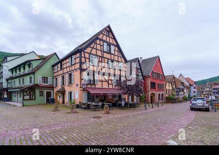 Kaysersberg, Frankreich - 01. Oktober 2024: Straßenszene mit typischen Häusern, Einheimischen und Besuchern in Kaysersberg, Oberrhein, Frankreich Stockfoto