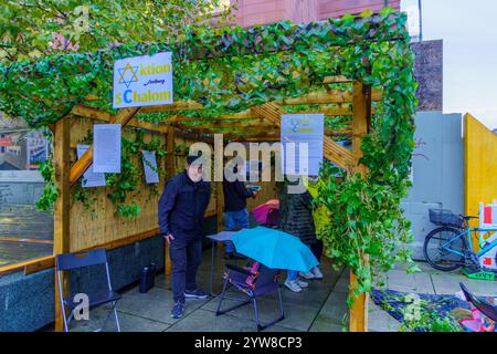 Freiburg, Deutschland - 15. Oktober 2024: Eine Sukkka der Aktion für die Friedensgruppe auf dem alten Synagogenplatz in Freiburg im Breisgau Stockfoto