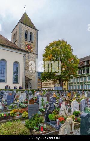 Appenzell, Schweiz - 19. Oktober 2024: Blick auf die Kirche St. Mauritius und ihren Friedhof im Dorf Appenzell, Appenzell Innerrhoden, Schweiz Stockfoto