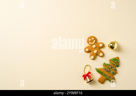 Weihnachtshintergrund mit Lebkuchenkeks und verschiedenen Weihnachtsdekorationen auf gelbem Hintergrund Stockfoto
