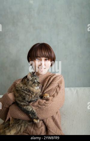 Frau mit Katze Stockfoto