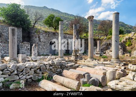 Malerische Ruinen der Agora in Ephesus (Efes) in der Türkei Stockfoto
