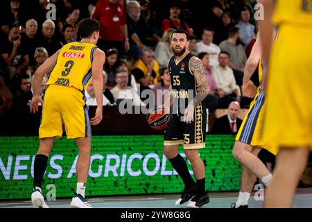 Monaco, Monaco. Dezember 2024. Der Monaco-Spieler # 55 Mike James und der Berliner Spieler #3 Matteo Spagnolo werden am 06. Dezember 2024 während des Basketballspiels der Turkish Airlines Euroleague zwischen AS Monaco und Alba Berlin in der Gaston Medecin Hall in Monaco in Aktion gesehen. Foto: Laurent Coust/ABACAPRESS. COM Credit: Abaca Press/Alamy Live News Stockfoto