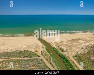 Luftaufnahme der Mündung von Gola de la Platjola, zwischen den Stränden Serrallo und Eucaliptus, im Ebro-Delta (Montsià, Tarragona, Katalonien, Spanien) Stockfoto