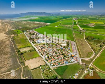 Luftaufnahme des Strandes und der Urbanisierung von L'Eucaliptus im Ebro-Delta an einem Sommermorgen (Montsià, Tarragona, Katalonien, Spanien) Stockfoto