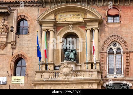 Bologna, Italien - 9. Mai 2024: Bronzestatue des bolognesischen Papstes Gregor XIII. Auf dem Portal des Palazzo d’Accursio in Bologna, Italien Stockfoto