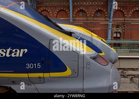 Eurostar Channel Tunnelzüge, E300 vorne und E320 hinten, am Bahnhof St Pancras, London, Juni 2024 Stockfoto