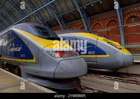 Eurostar Channel Tunnelzüge, E300 vorne und E320 hinten, am Bahnhof St Pancras, London, Juni 2024 Stockfoto