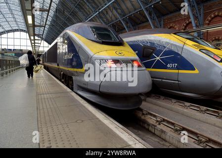 Eurostar Channel Tunnelzüge, E300 vorne und E320 hinten, am Bahnhof St Pancras, London, Juni 2024 Stockfoto