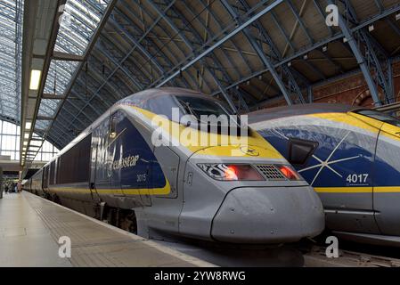 Eurostar Channel Tunnelzüge, E300 vorne und E320 hinten, am Bahnhof St Pancras, London, Juni 2024 Stockfoto