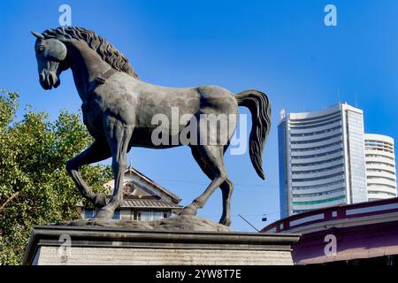 Das Black Horse (Kala Ghoda) Monument in Fort Area, Mumbai, Indien, mit der Bombay Stock Exchange im Hintergrund rechts Stockfoto