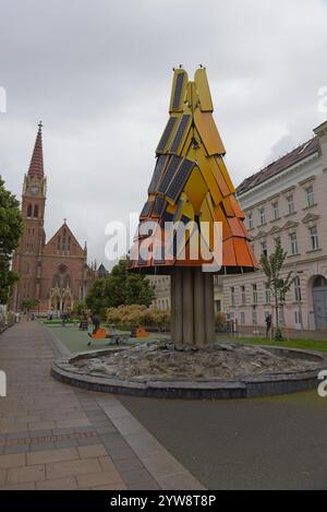 „Baum des Lebens“, eine Metall- und Solarpaneel-Skulptur von Hans Muhr, Huglgasse Kardinal Rauscher Platz, Wien, Österreich Stockfoto