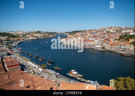 Porto, Portugal - 13. September 2024 : Portos malerisches Flussbett zeigt farbenfrohe Gebäude und Fischerboote entlang des Flusses Douro. Stockfoto