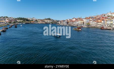 Porto, Portugal - 13. September 2024 : malerischer Blick auf eine historische Stadt mit farbenfrohen Gebäuden und blauem Himmel Stockfoto