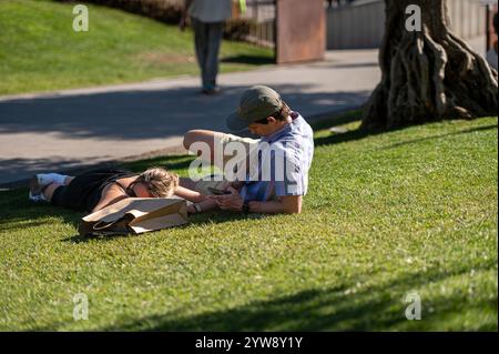 Porto, Portugal - 13. September 2024 : Ein Paar genießt an einem sonnigen Nachmittag Freizeit auf dem Gras. Stockfoto