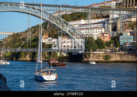 Porto, Portugal - 13. September 2024: Segelboote auf dem Fluss Douro unter der berühmten Brücke Dom Luis I in Porto Stockfoto