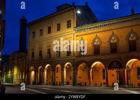 Palazzo Isolani auf der Piazza Santo Stefano bei Tagesanbruch, mit Torr Asinelli dahinter, im Stadtzentrum von Bologna in der Region Emilia-Romagna in Norditalien Stockfoto