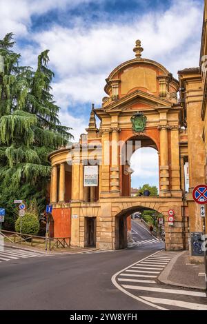 Arco del Meloncello, ein Fußgängerportikus über der Straße und Teil des Portico di San Luca in Bologna in der Region Emilia-Romagna in Norditalien Stockfoto