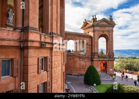 Portico di San Luca führt zum Eingang zur Santuario Madonna di San Luca auf einem Hügel in der Nähe von Bologna in der Region Emilia-Romagna in Norditalien Stockfoto